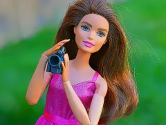 Игра Brunette's Fashion Shots Jigsaw онлайн
